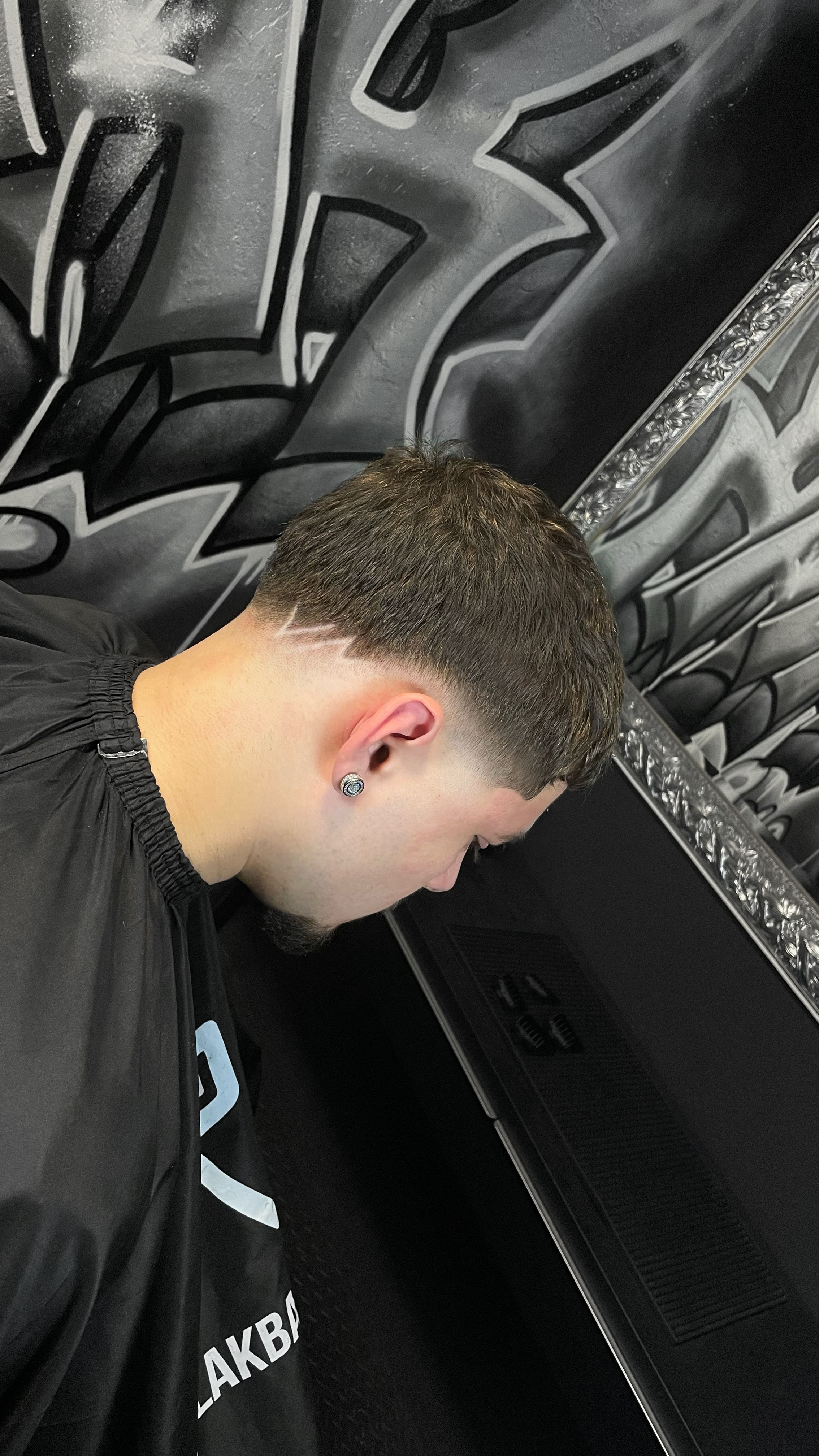 Low Fade – Rückansicht mit sauberer Konturlinie