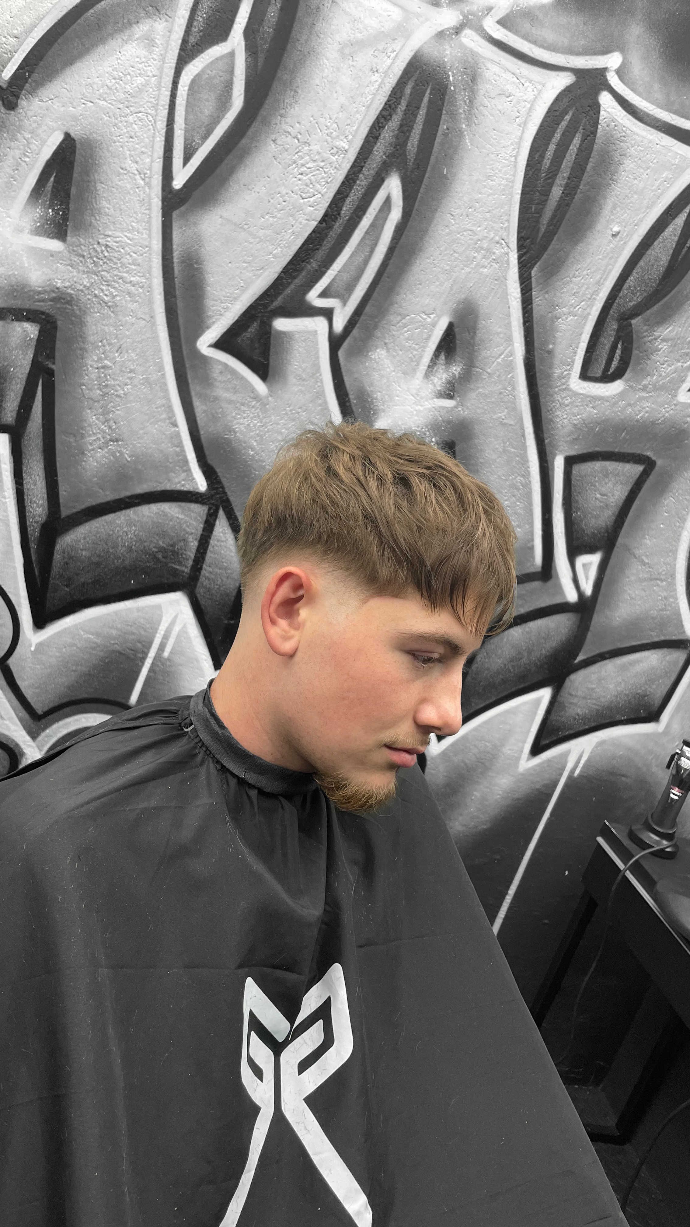 Mid Fade – Seitenansicht mit strukturiertem Deckhaar